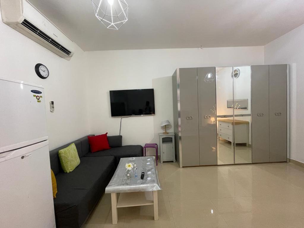Private Cozy Furnished No 14 Khalidiya Park Uae Apartment *